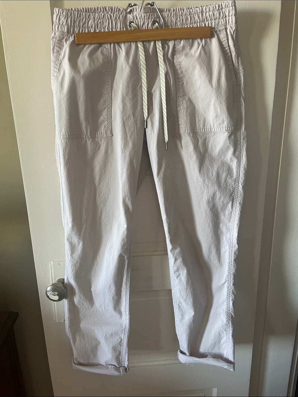 Vuori Women’s Off-White Drawstring Casual Pants